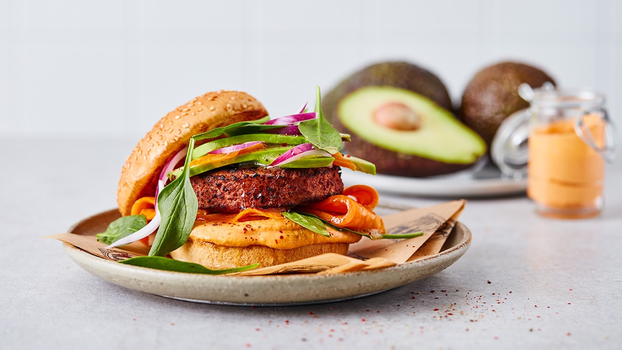 Vegetarische Burger Met Zoete Aardappel, Avocado En Pittige Houmous Recept